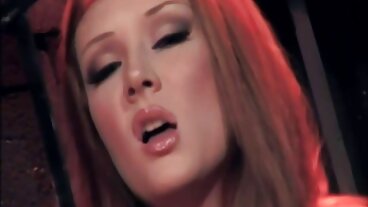 Aksi handjob dengan Khloe Kapri yang cantik dari aksi seks budak melayu Mofos