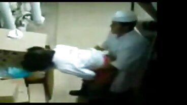 Handjob smut dengan Mona Azar yang puki lucah menggoda dari Throated