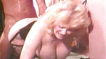 Adegan Legs On Shoulders video seks awek dengan Paige Owens yang menggoda dari Nuru Massage