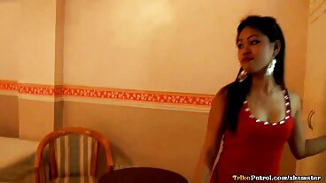 Video On The Table bersama Maya yang bersemangat dari seks isteri orang Tug Pass