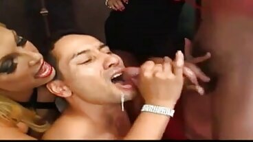 Mubaligh dengan Nella Jones yang bohsia seks seksi dari Cherry Pimps